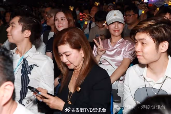 聲夢三小花自覺演出80分！炎明熹低調進場與樂易玲前後坐零交流