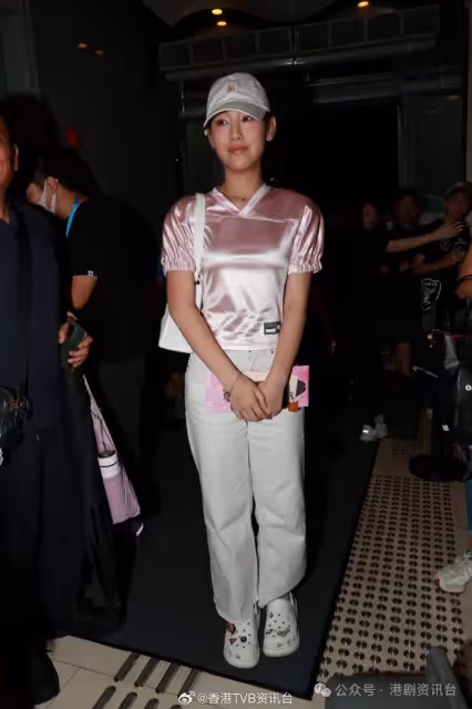 聲夢三小花自覺演出80分！炎明熹低調進場與樂易玲前後坐零交流