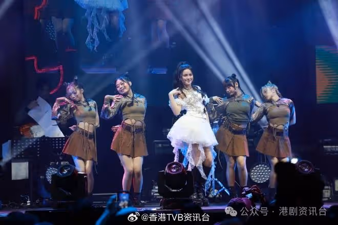 聲夢三小花自覺演出80分！炎明熹低調進場與樂易玲前後坐零交流