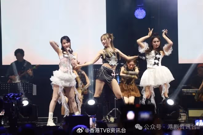 聲夢三小花自覺演出80分！炎明熹低調進場與樂易玲前後坐零交流