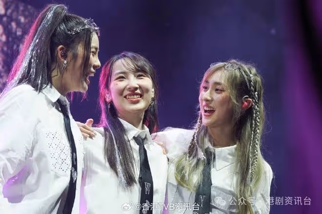 聲夢三小花自覺演出80分！炎明熹低調進場與樂易玲前後坐零交流
