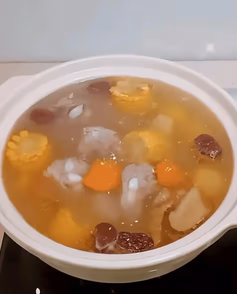 汪小菲家保姆小楊阿姨給孩子煲湯看著好高級,卻被吐槽做得太清淡