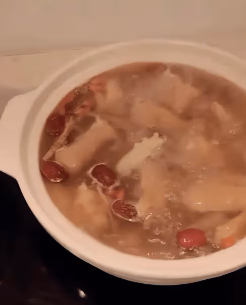汪小菲家保姆小楊阿姨給孩子煲湯看著好高級,卻被吐槽做得太清淡