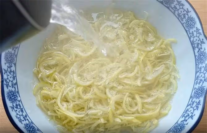 一個柚子,一罐蜂蜜,教你做蜂蜜柚子茶,潤肺又養顏,能存放一年
