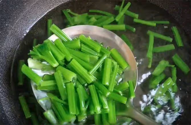 4斤辣椒,一斤芹菜,不用油,教你一個辣椒新吃法,開胃又下飯