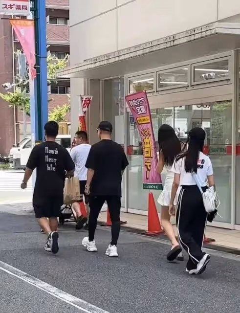 日本街頭偶遇汪峰父女,小蘋果打扮成熟性感不敢認,未見森林北