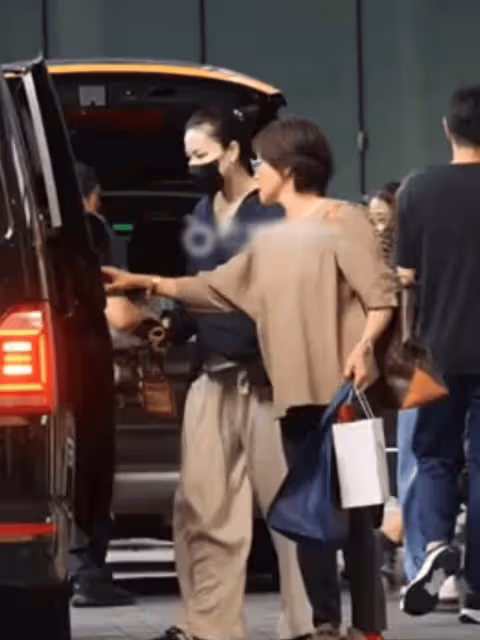 王菲時隔6年現身台北街頭,打扮低調與經紀人聚餐