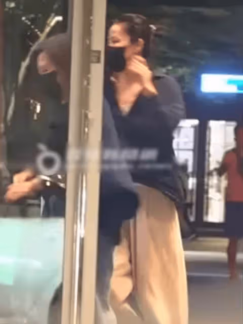 王菲時隔6年現身台北街頭,打扮低調與經紀人聚餐