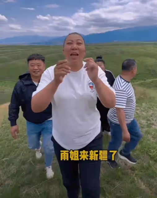 帶派!網紅東北雨姐空降新疆與賀嬌龍同框,反客為主展示超高廚藝
