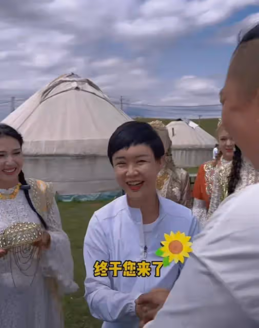 帶派!網紅東北雨姐空降新疆與賀嬌龍同框,反客為主展示超高廚藝