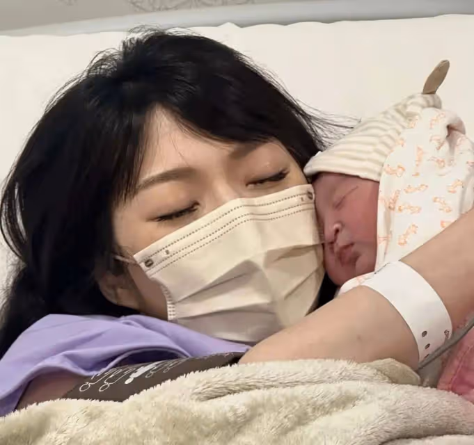 恭喜!香港人氣女星剖腹生女,帥氣小生老公親自剪斷臍帶