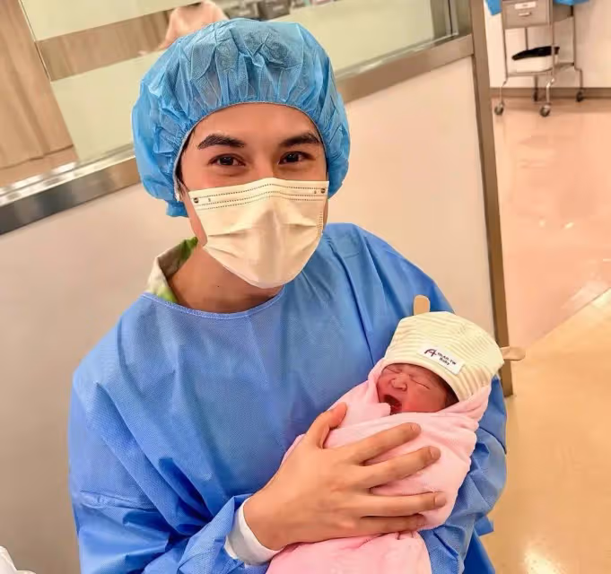 恭喜!香港人氣女星剖腹生女,帥氣小生老公親自剪斷臍帶