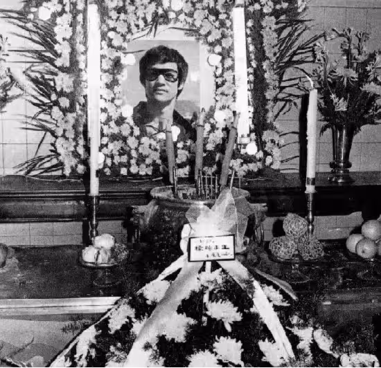 香港知名導演揭秘李小龍棺木爆裂、兒子李國豪死亡之謎,分享父子真實關係