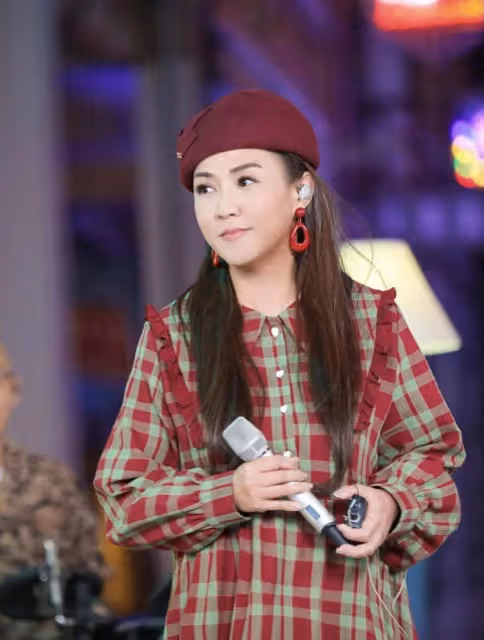 港女星黎瑞恩曬與女兒合照為其慶生,21歲壽星長相出眾被喊話出道