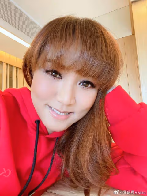 港女星黎瑞恩曬與女兒合照為其慶生,21歲壽星長相出眾被喊話出道