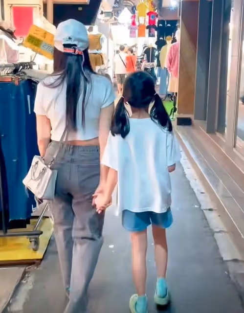 往期回顧:伊能靜帶女兒回台北!母女逛街買25元短褲,吃臭豆腐