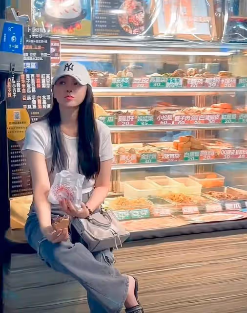 往期回顧:伊能靜帶女兒回台北!母女逛街買25元短褲,吃臭豆腐