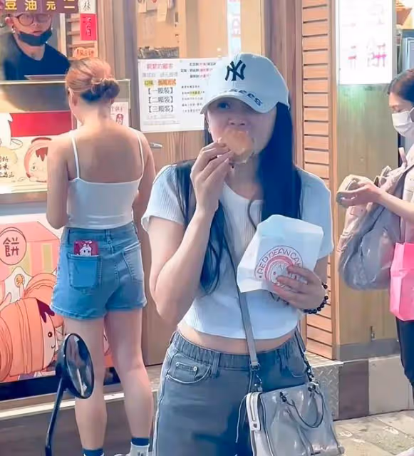 往期回顧:伊能靜帶女兒回台北!母女逛街買25元短褲,吃臭豆腐