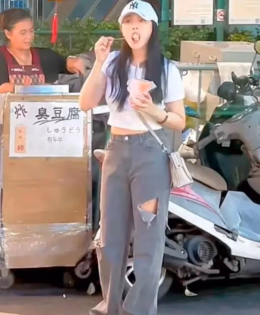 往期回顧:伊能靜帶女兒回台北!母女逛街買25元短褲,吃臭豆腐