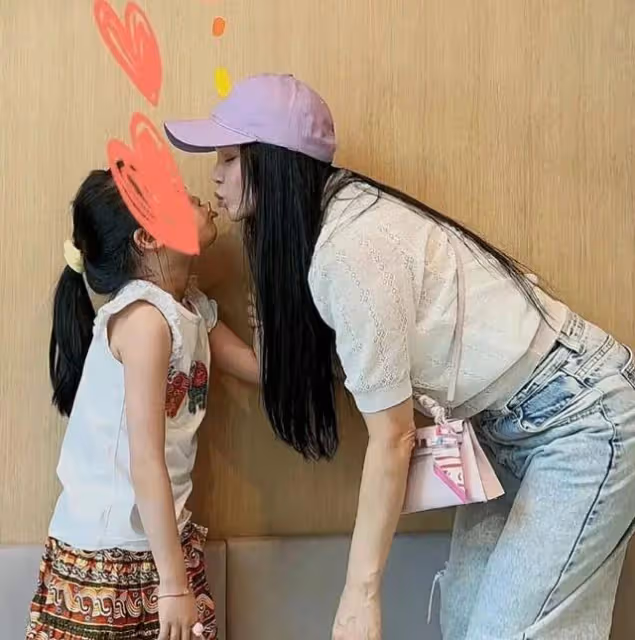 往期回顧:伊能靜帶女兒回台北!母女逛街買25元短褲,吃臭豆腐