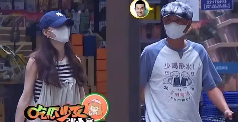 文章牽手小女友逛超市,女方偎依肩頭甜蜜撒嬌,身材出眾勝馬伊琍