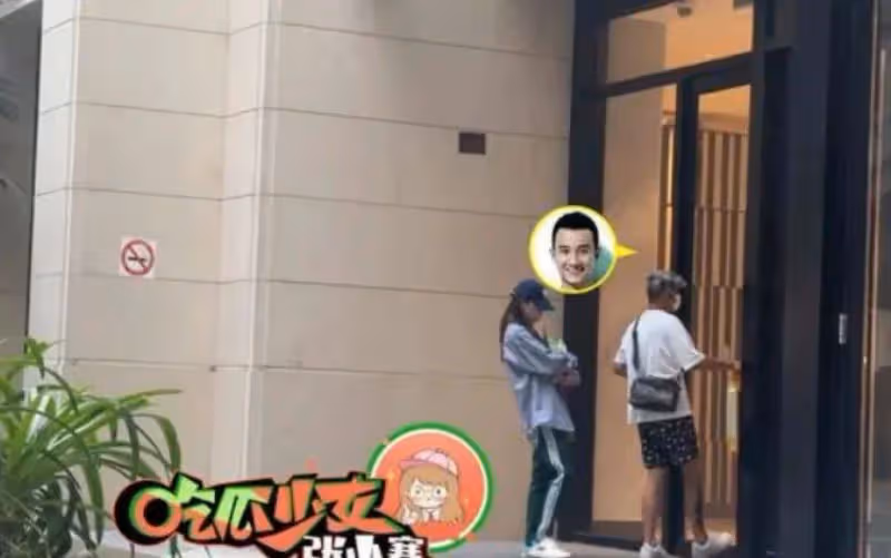 文章牽手小女友逛超市,女方偎依肩頭甜蜜撒嬌,身材出眾勝馬伊琍