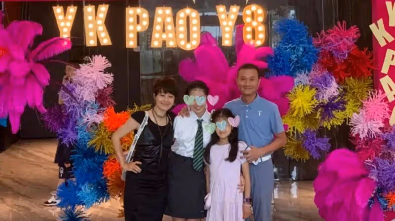 文章牽手小女友逛超市，女方偎依肩頭甜蜜撒嬌，身材出眾勝馬伊琍