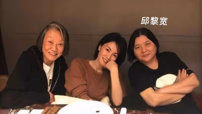 王菲時隔6年現身台北,與邱黎寬密會6小時,扎丸子頭打扮隨性
