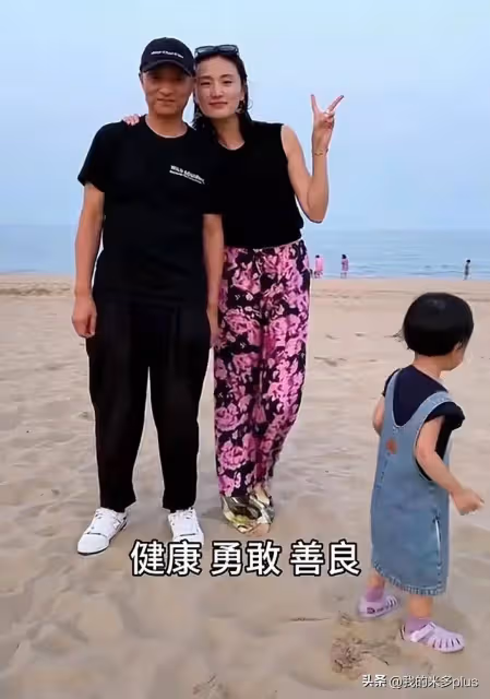 李亞鵬老婆和娘家爸爸旅遊,外公陪夏夏挖沙子,金喜被寵成小孩