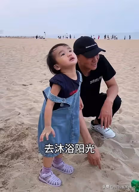 李亞鵬老婆和娘家爸爸旅遊,外公陪夏夏挖沙子,金喜被寵成小孩