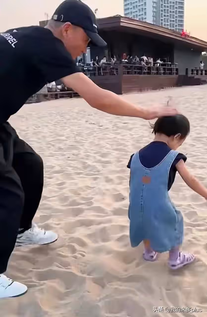 李亞鵬老婆和娘家爸爸旅遊,外公陪夏夏挖沙子,金喜被寵成小孩
