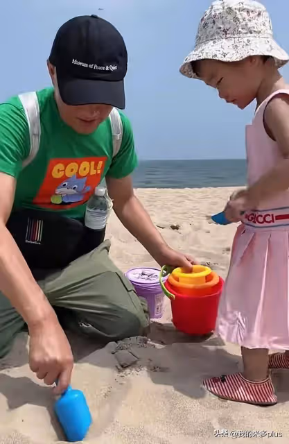 李亞鵬老婆和娘家爸爸旅遊,外公陪夏夏挖沙子,金喜被寵成小孩
