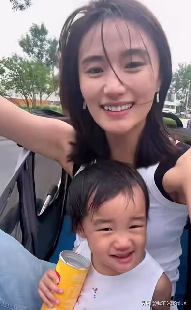 李亞鵬老婆和娘家爸爸旅遊,外公陪夏夏挖沙子,金喜被寵成小孩