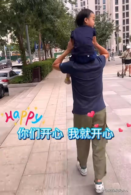 李亞鵬老婆和娘家爸爸旅遊,外公陪夏夏挖沙子,金喜被寵成小孩