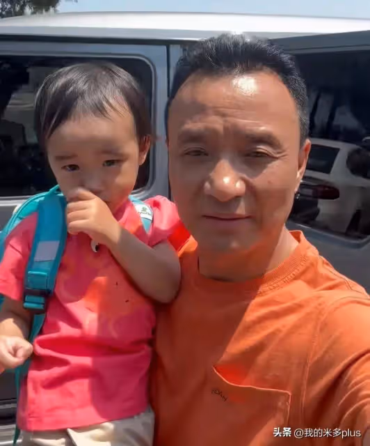李亞鵬老婆和娘家爸爸旅遊,外公陪夏夏挖沙子,金喜被寵成小孩