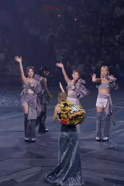 鄭秀文演唱會與老公合唱《世紀末煙花》淚如雨下,許志安微笑點頭回應