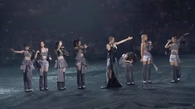 鄭秀文演唱會與老公合唱《世紀末煙花》淚如雨下,許志安微笑點頭回應