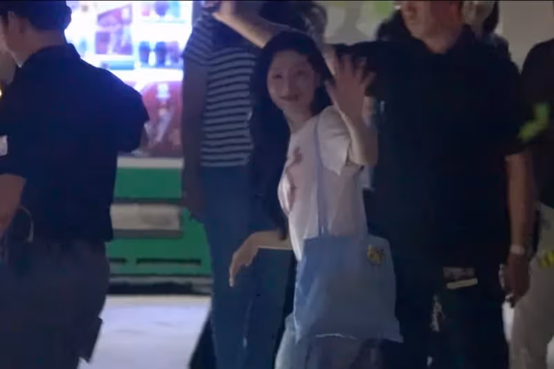 狗仔直擊｜金智媛神複製金秀賢慶功宴回味家鄉菜　下班路眨眼愛心寵200粉