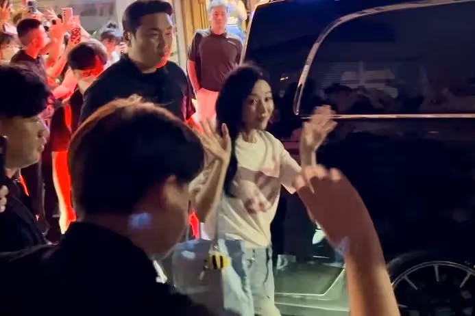 狗仔直擊｜金智媛神複製金秀賢慶功宴回味家鄉菜　下班路眨眼愛心寵200粉