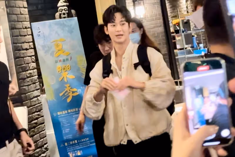 狗仔直擊｜金智媛神複製金秀賢慶功宴回味家鄉菜　下班路眨眼愛心寵200粉