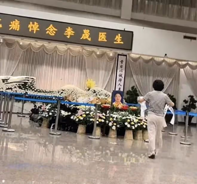 李晟醫生靈堂內外擺滿鮮花,家屬哭成一片,還主動安慰探望的網友