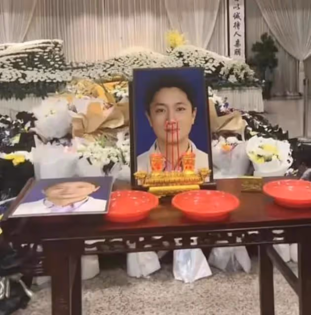 李晟醫生靈堂內外擺滿鮮花,家屬哭成一片,還主動安慰探望的網友