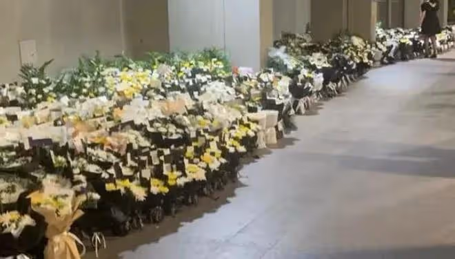 李晟醫生靈堂內外擺滿鮮花,家屬哭成一片,還主動安慰探望的網友