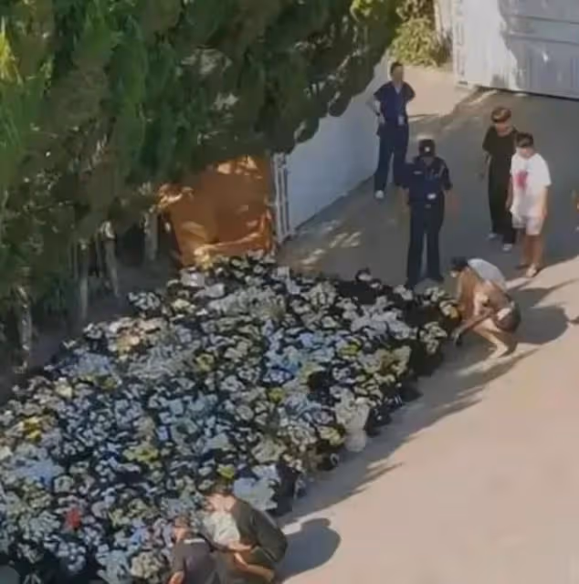 李晟醫生靈堂內外擺滿鮮花,家屬哭成一片,還主動安慰探望的網友