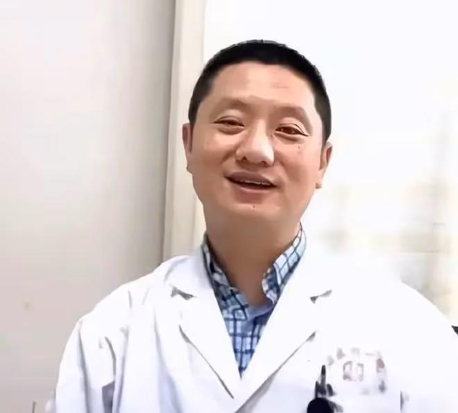 李晟醫生靈堂內外擺滿鮮花,家屬哭成一片,還主動安慰探望的網友