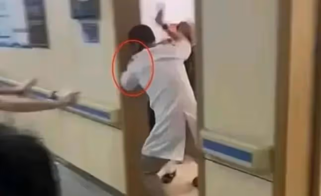 李晟醫生靈堂內外擺滿鮮花,家屬哭成一片,還主動安慰探望的網友