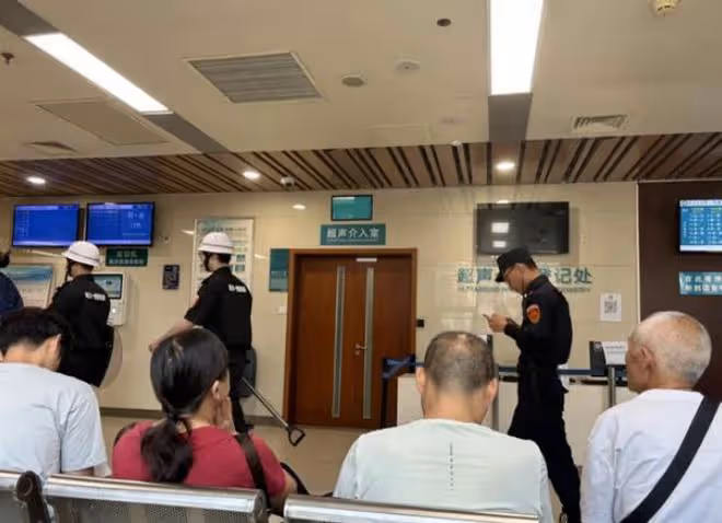 李晟醫生靈堂內外擺滿鮮花,家屬哭成一片,還主動安慰探望的網友