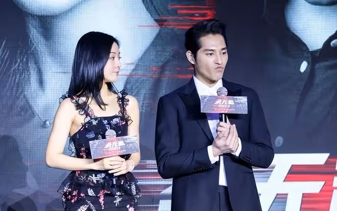 鄧家佳的生圖太能打了，穿弔帶長裙膚色白皙有光澤，臉也沒皺紋