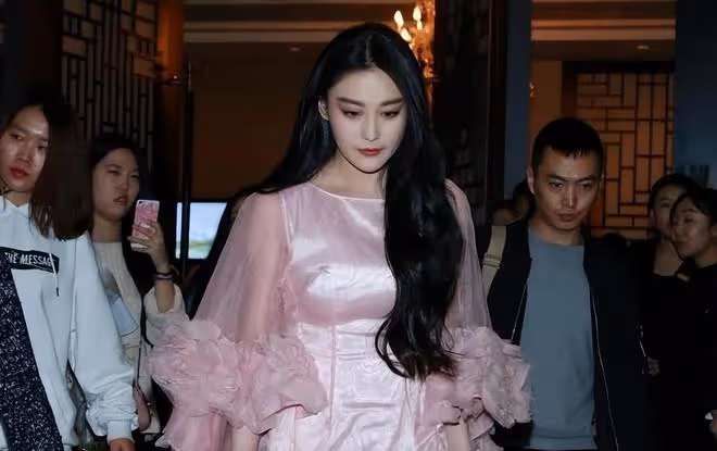 張馨予真是像「仙子」一樣，一襲粉色緞面長裙好美，生圖也抗打