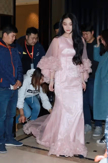 張馨予真是像「仙子」一樣，一襲粉色緞面長裙好美，生圖也抗打